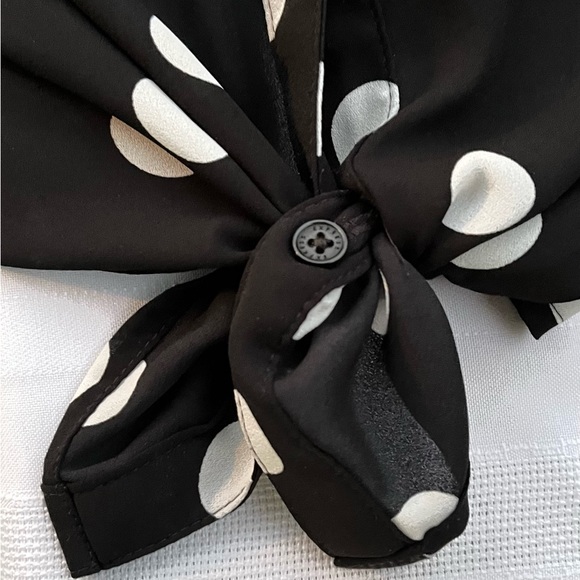 Express Women Black with white polka dot button down collard blouse sz XS - Picture 2 of 7